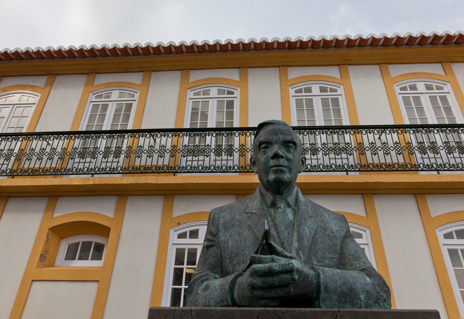 Vitorino-Nemesio-busto_Casa-das-Tias_Praia-da-Vitória-1