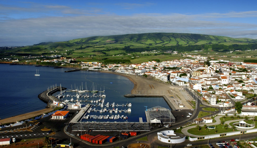 Passear pelas ruas e baías da pacata vila da Praia da Vitória, onde Vitorino Nemésio se inspirou.