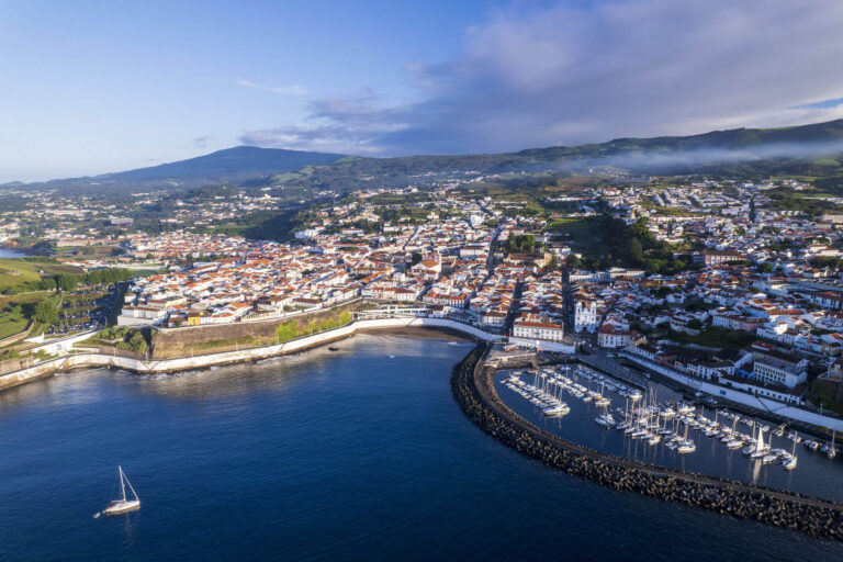 In the heart of the North Atlantic, the port of Angra do Heroísmo was a strategic stopover between the 16th and 18th centuries for ships returning to the Iberian Peninsula. Where mighty galleons once rested in the shadow of ancient walls, leisure yachts now find their safe haven.