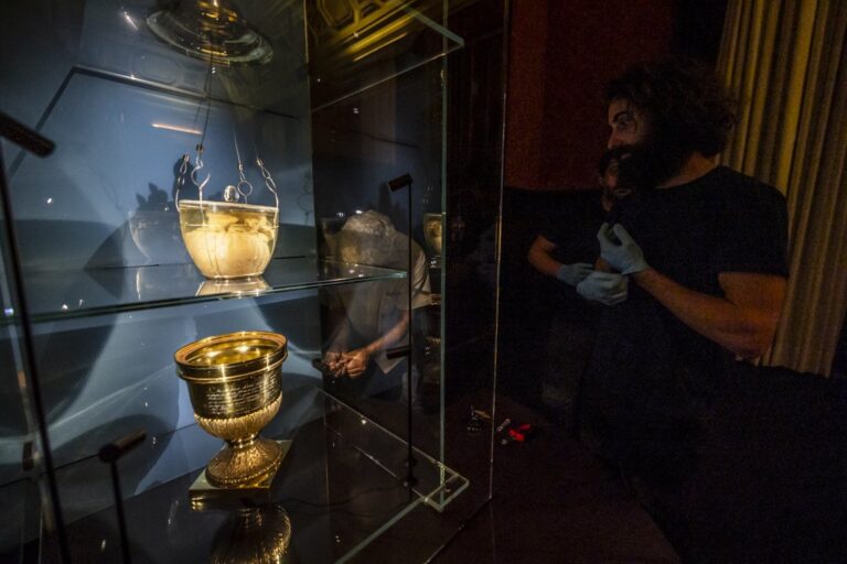 Torn between two countries he helped modernize, D. Pedro left his body to Brazil and his heart to Portugal. The Church of Our Lady of Lapa, in Porto, holds this heartfelt tribute in a special urn, carefully preserved.