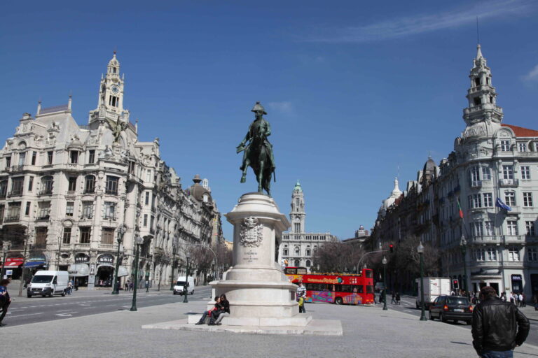 Considered the heart of the city, Liberty Square was where the Liberal Revolution was declared in 1820. Nine years later, it became the site of the execution of 12 martyrs of freedom, whose names are engraved on bronze plaques at the base of the monument to King Pedro IV.